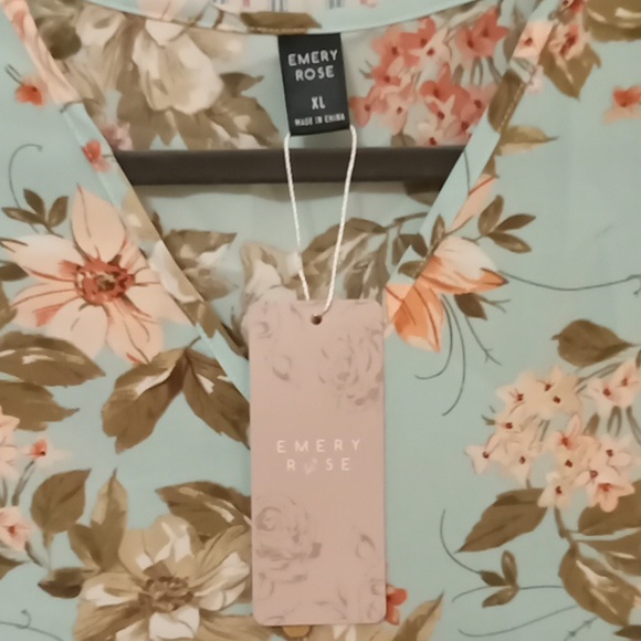 4  Emery Rose Summer Tops - Picture 6 of 10